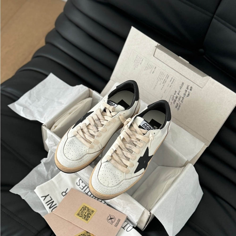 Golden Goose White Sneakers with Black Star - Picture 4 of 6